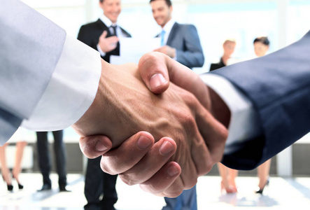 伙伴关系握手的商业伙伴的概念