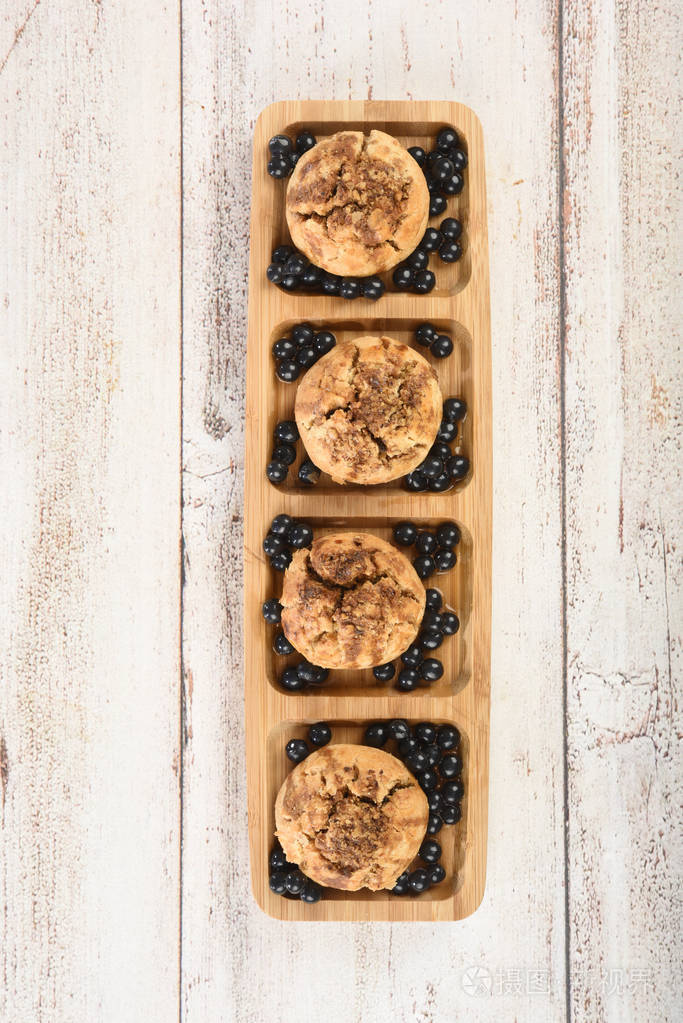 与黑莓在木框上的美味饼干