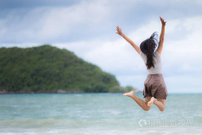 亚洲美女在泰国海滩上度假