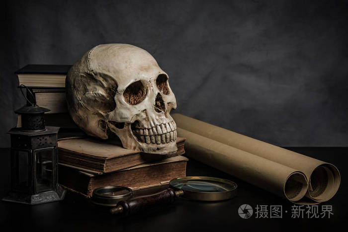 在桌子上静物的头骨