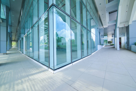 现代空办公楼，玻璃墙和空铺路。