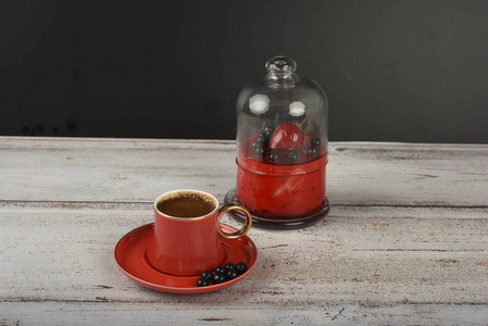 在与沙漠的红色杯土耳其咖啡