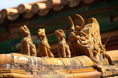 北京故宫屋顶上的华丽陶瓷人物