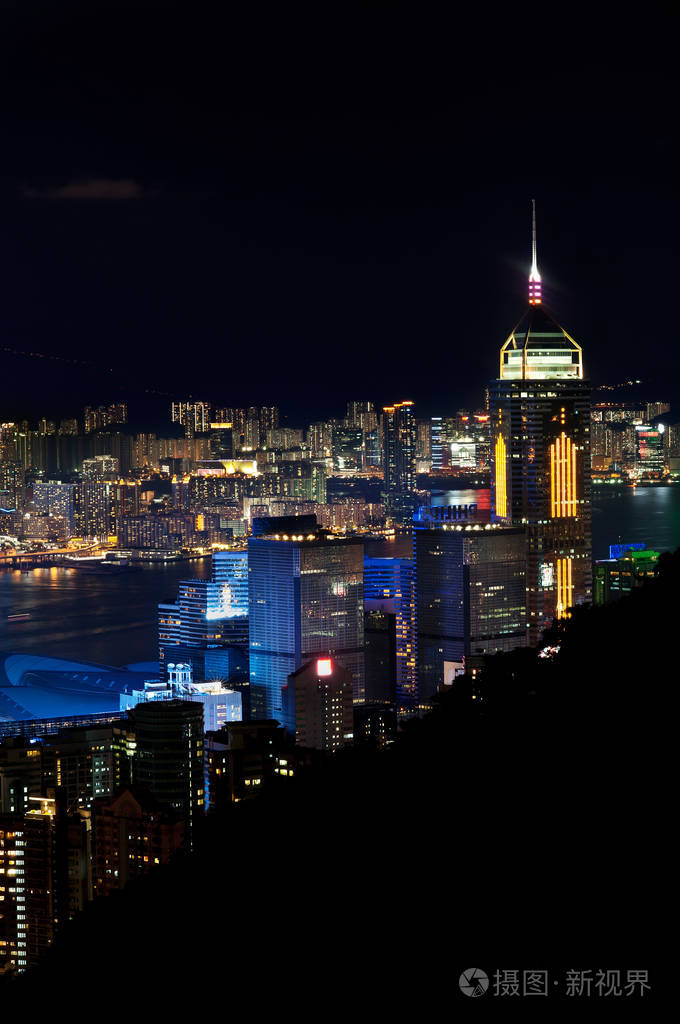 在夜间照明香港岛的中环广场摩天大楼
