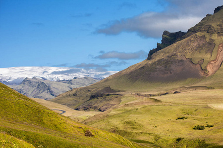 冰岛，高山悬崖。美丽的风景