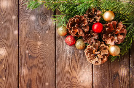 圣诞节背景。冷杉的树枝 红色和金色的球