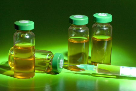 无菌医疗瓶药液, 安瓿,与注射器孤立的绿色背景照片