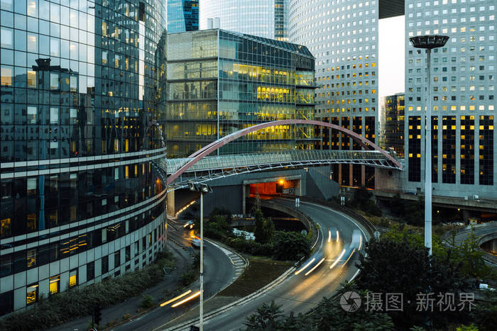 欧洲夜景观动态街道交通, 汽车灯, 玻璃幕墙的现代建筑.