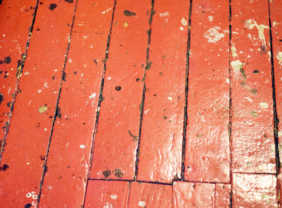 旧的红砖墙和一个黄色的旧的复古红色彩绘地板纹理的旧红砖破旧破旧砖