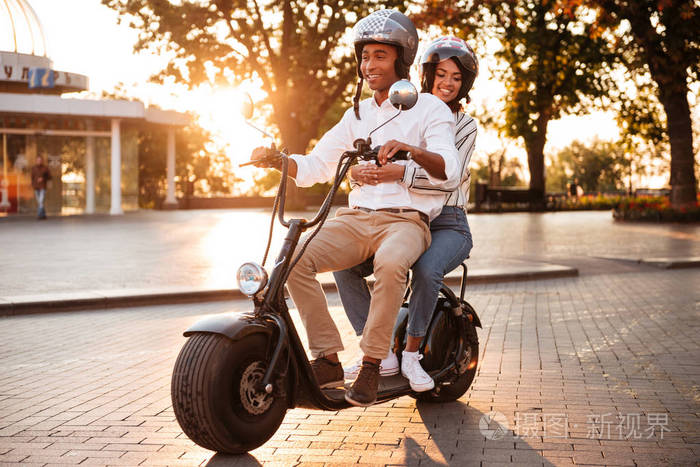 有吸引力的非洲情侣骑摩托车的全长形象