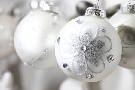 珍珠圣诞球与明亮的辉煌银 f 的设计