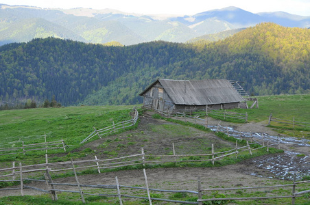 在山，木结构建筑，在山脉的大森林村庄的生活