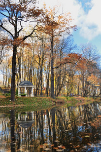 普拉托诺夫池塘水中反射的凉亭和橡树