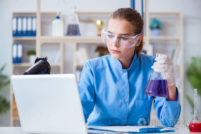女科学家研究人员进行的实验室试验
