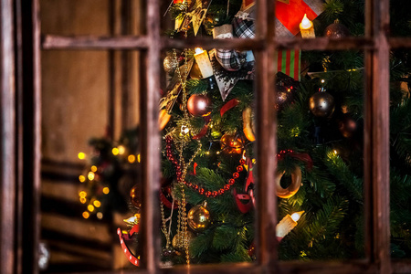 树上闪烁的蜡烛花环圣诞节背景