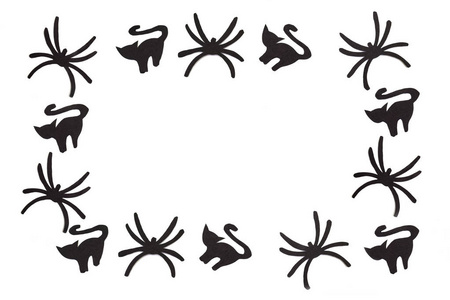 黑猫和蜘蛛用黑纸雕刻的剪影被隔离在白色