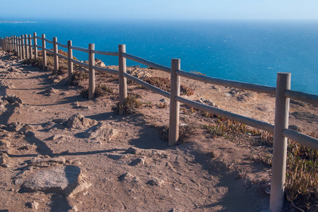 查看 od罗卡角辛特拉悬崖 Cabo da Roca 和栅栏在日落时分