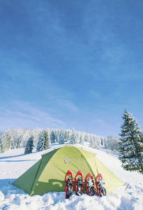 帐篷里站在半山腰上的雪
