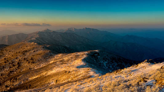 在冬季，韩国的日出德裕山山脉
