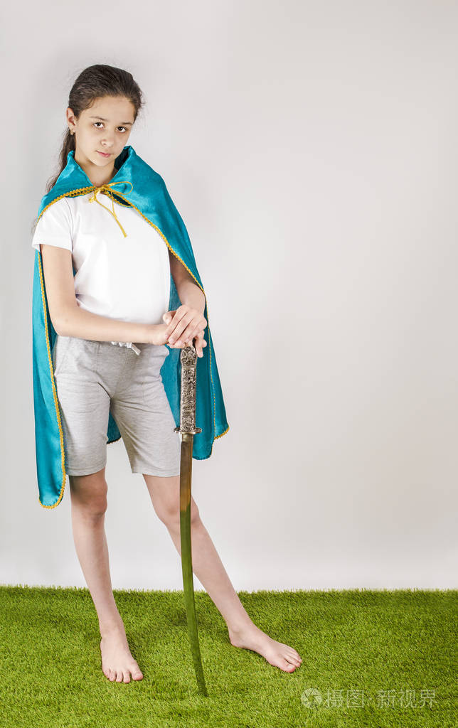 年轻女子披着斗篷用武士刀