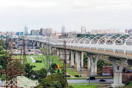 公路穿过城市的街道和公园