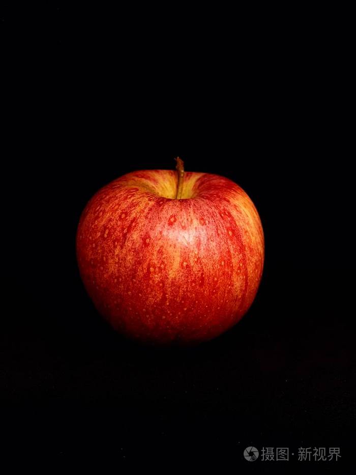 孤立在黑色背景上的红苹果