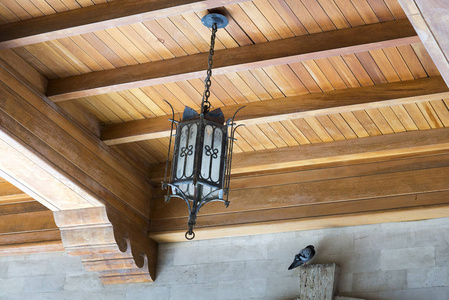 古老木结构房屋天花板上的古代吊灯