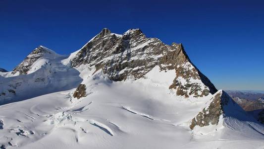 少女峰山和冰川与巨大的裂缝的高峰