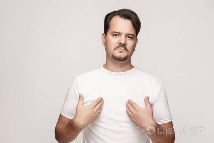傲慢自大和骄傲的成年男子,指着自己的手和看
