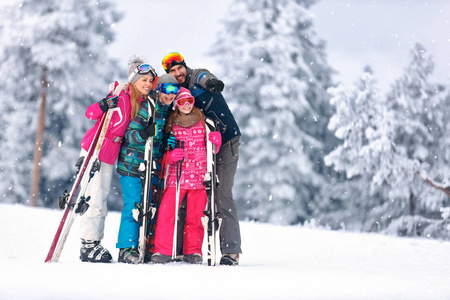 家人在一起的山上滑雪