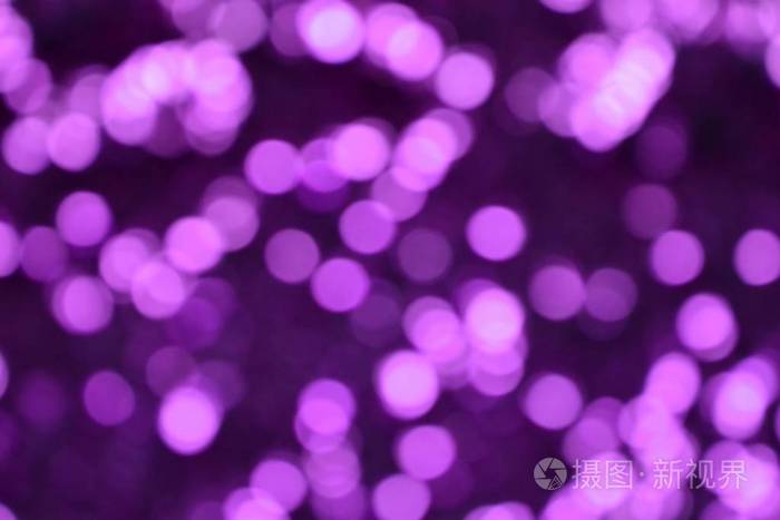 光明和抽象模糊紫色背景与波光粼粼闪光
