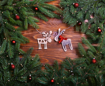 圣诞节或新年装饰背景 毛皮树枝 鹿 彩色玻璃球 grunge 背景与副本空间