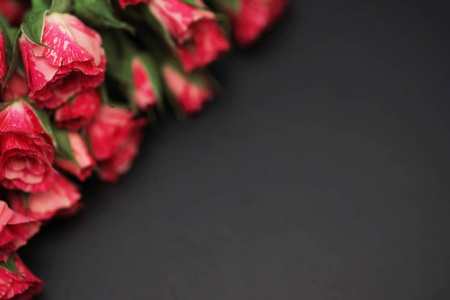 黑色哑光背景上红玫瑰花束