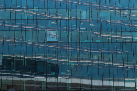 摩天大楼的玻璃外墙商务中心巴黎拉德芳斯。城市的建筑，现代化的办公大楼。用天空反射的抽象背景。城市生活 经济和财政的概念