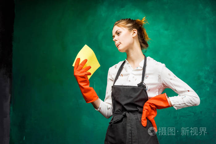 一个女孩在特殊服装是拿着黄色的抹布和正在准备清洗孤立