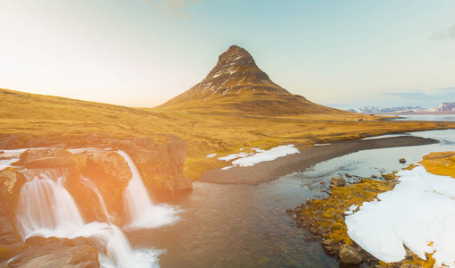 冰岛山 Kirkjufellsfoss 与天然瀑布