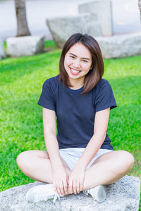 可爱短发美眉图片