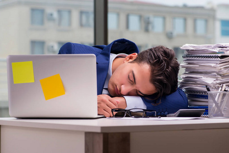 繁重的工作量图片