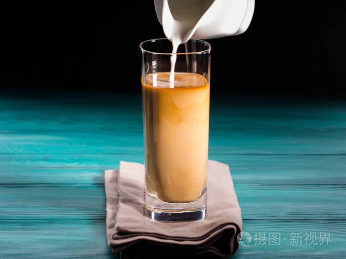 杯冰咖啡倒牛奶