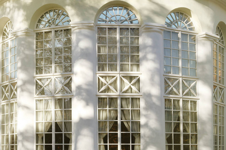 文艺复兴风格的拱形的窗户照片