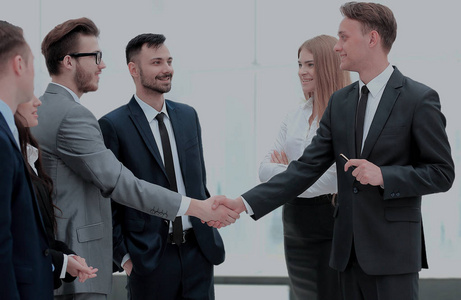 业务合作伙伴相互打招呼握手照片