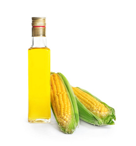 玉米油和成熟的玉米棒子的玻璃瓶