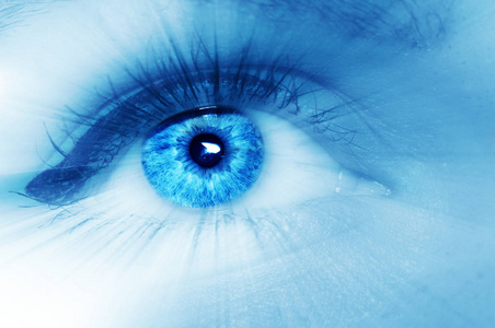 美丽的蓝色眼睛与发散光芒四射,详细照片