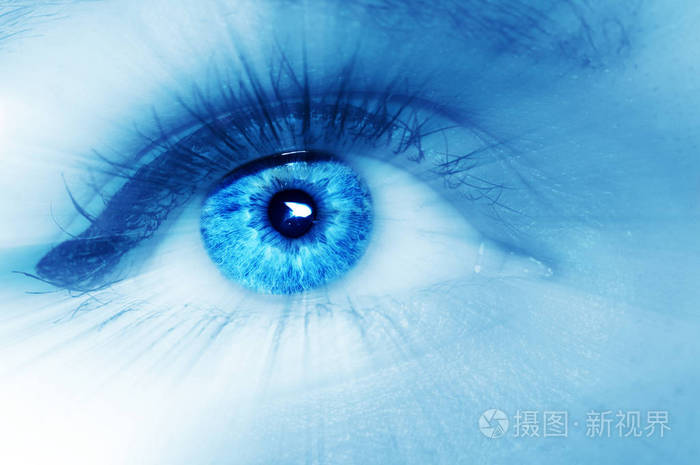 美丽的蓝色眼睛与发散光芒四射详细