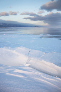 浮冰在贝加尔湖上的雪。冬季景观