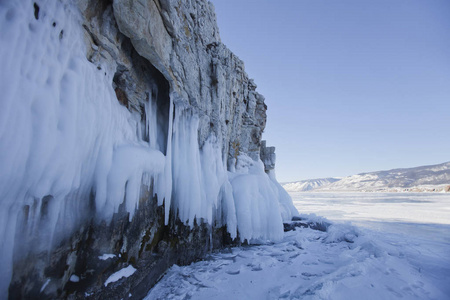 在 Ogoi 岛上岩石的冰柱。冬季景观