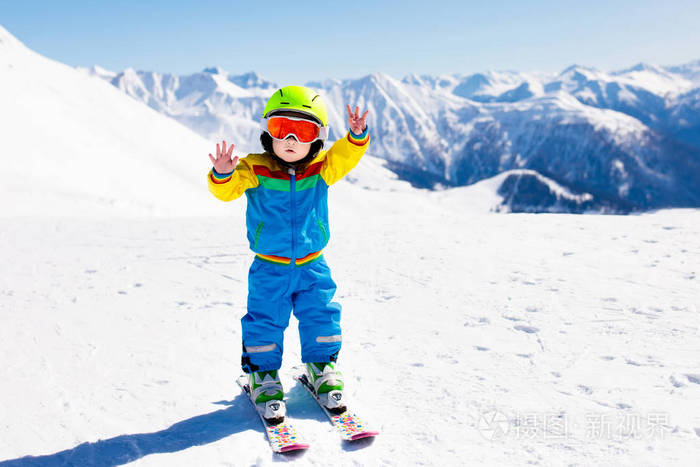 孩子冬季冰雪运动儿童滑雪家庭滑雪