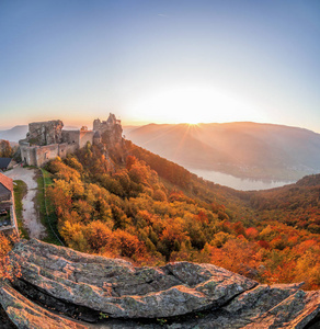 秋天的树林在瓦豪，奥地利的 Aggstein 城堡