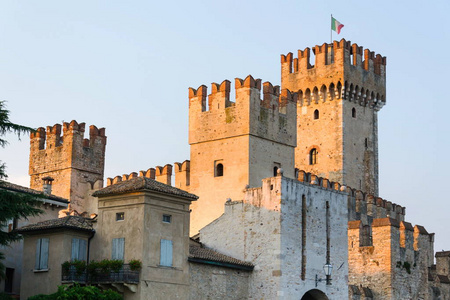 斯卡里格城堡在西尔米奥，意大利在日落