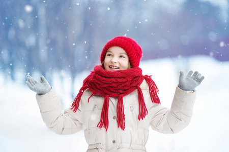 可爱的孩子在雪地里玩